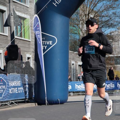 06.04.2025 - 44. Internationalen Wilhelmsburger Insellauf A. Gomolzig http://msf.ph/oto/7574591 06.04.2025 10:40:06 Ziel 4389, 4501, 5130 meine-sportfotos.de