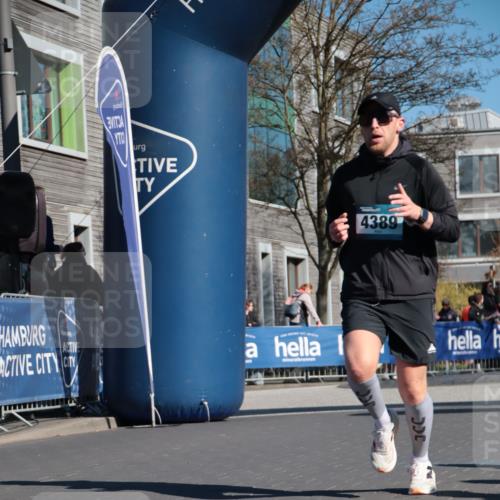 06.04.2025 - 44. Internationalen Wilhelmsburger Insellauf A. Gomolzig http://msf.ph/oto/7574595 06.04.2025 10:40:06 Ziel 4389, 4501, 5130 meine-sportfotos.de