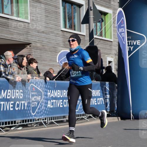 06.04.2025 - 44. Internationalen Wilhelmsburger Insellauf A. Gomolzig http://msf.ph/oto/7574601 06.04.2025 10:40:05 Ziel 4380, 4389, 4501, 5130 meine-sportfotos.de
