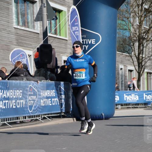 06.04.2025 - 44. Internationalen Wilhelmsburger Insellauf A. Gomolzig http://msf.ph/oto/7574616 06.04.2025 10:40:05 Ziel 4380, 4389, 4501, 5130 meine-sportfotos.de