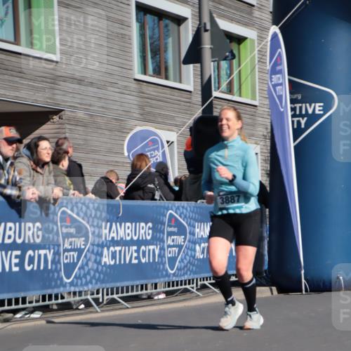 06.04.2025 - 44. Internationalen Wilhelmsburger Insellauf A. Gomolzig http://msf.ph/oto/7574697 06.04.2025 10:39:53 Ziel 3544, 3729, 3887 meine-sportfotos.de