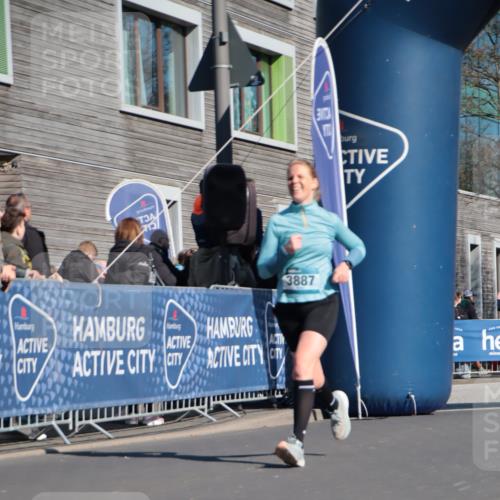 06.04.2025 - 44. Internationalen Wilhelmsburger Insellauf A. Gomolzig http://msf.ph/oto/7574701 06.04.2025 10:39:53 Ziel 3544, 3729, 3887 meine-sportfotos.de
