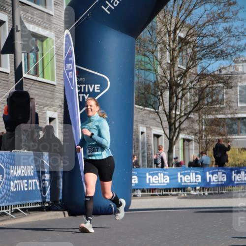 06.04.2025 - 44. Internationalen Wilhelmsburger Insellauf A. Gomolzig http://msf.ph/oto/7574710 06.04.2025 10:39:53 Ziel 3544, 3729, 3887 meine-sportfotos.de