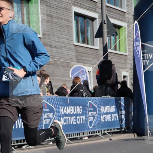 06.04.2025 - 44. Internationalen Wilhelmsburger Insellauf A. Gomolzig http://msf.ph/oto/7574722 06.04.2025 10:39:52 Ziel 3544, 3729, 3872, 3887 meine-sportfotos.de