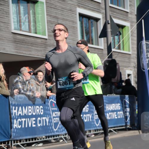 06.04.2025 - 44. Internationalen Wilhelmsburger Insellauf A. Gomolzig http://msf.ph/oto/7574796 06.04.2025 10:39:40 Ziel 3417, 3418, 3756, 3833, 4065, 4067, 4344 meine-sportfotos.de