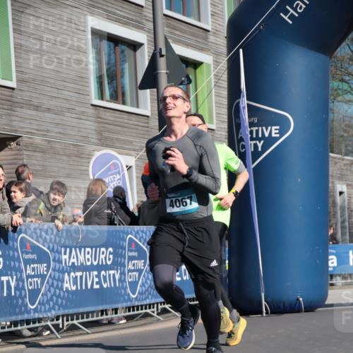 06.04.2025 - 44. Internationalen Wilhelmsburger Insellauf A. Gomolzig http://msf.ph/oto/7574811 06.04.2025 10:39:40 Ziel 3417, 3418, 3756, 3833, 4065, 4067, 4344 meine-sportfotos.de