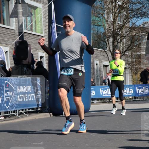 06.04.2025 - 44. Internationalen Wilhelmsburger Insellauf A. Gomolzig http://msf.ph/oto/7574950 06.04.2025 10:39:11 Ziel 3350, 3592, 3709, 3915, 4047, 4253, 4337, 4359, 4560, 4592 meine-sportfotos.de