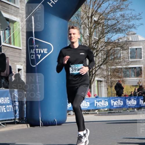 06.04.2025 - 44. Internationalen Wilhelmsburger Insellauf A. Gomolzig http://msf.ph/oto/7575045 06.04.2025 10:39:01 Ziel 3346, 3995, 4359 meine-sportfotos.de