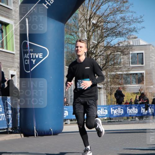 06.04.2025 - 44. Internationalen Wilhelmsburger Insellauf A. Gomolzig http://msf.ph/oto/7575051 06.04.2025 10:39:01 Ziel 3346, 3995, 4359 meine-sportfotos.de
