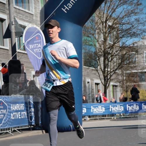 06.04.2025 - 44. Internationalen Wilhelmsburger Insellauf A. Gomolzig http://msf.ph/oto/7575203 06.04.2025 10:38:30 Ziel 3178, 3369, 3675, 3898, 4118, 4563, 4578 meine-sportfotos.de