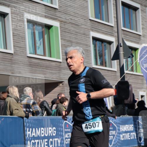 06.04.2025 - 44. Internationalen Wilhelmsburger Insellauf A. Gomolzig http://msf.ph/oto/7575367 06.04.2025 10:38:03 Ziel 3654, 3921, 4365, 4507 meine-sportfotos.de