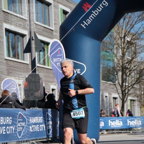 06.04.2025 - 44. Internationalen Wilhelmsburger Insellauf A. Gomolzig http://msf.ph/oto/7575387 06.04.2025 10:38:02 Ziel 3654, 4365, 4507 meine-sportfotos.de