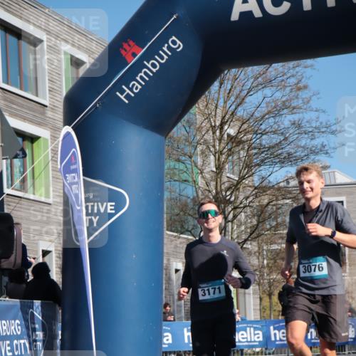 06.04.2025 - 44. Internationalen Wilhelmsburger Insellauf A. Gomolzig http://msf.ph/oto/7575406 06.04.2025 10:37:54 Ziel 3076, 3171, 4451, 4530 meine-sportfotos.de