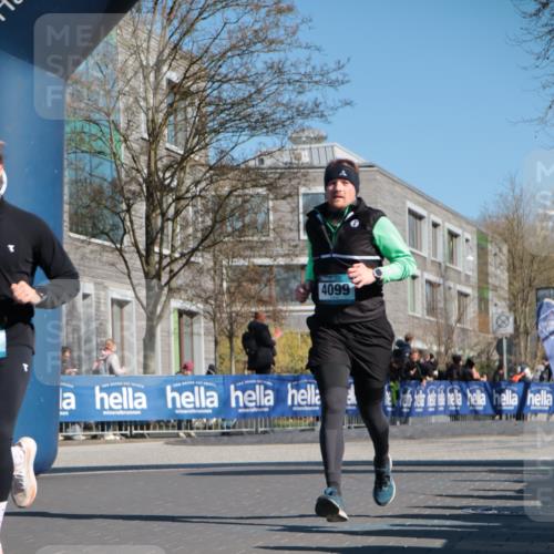 06.04.2025 - 44. Internationalen Wilhelmsburger Insellauf A. Gomolzig http://msf.ph/oto/7575638 06.04.2025 10:37:06 Ziel 3543, 3819, 4099, 5067, 5084 meine-sportfotos.de