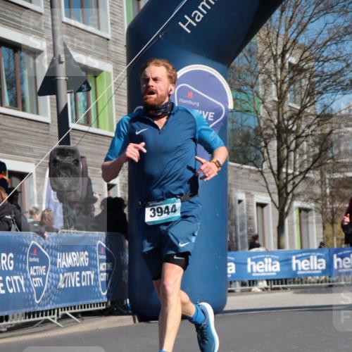 06.04.2025 - 44. Internationalen Wilhelmsburger Insellauf A. Gomolzig http://msf.ph/oto/7575864 06.04.2025 10:36:08 Ziel 3602, 3944, 4120 meine-sportfotos.de