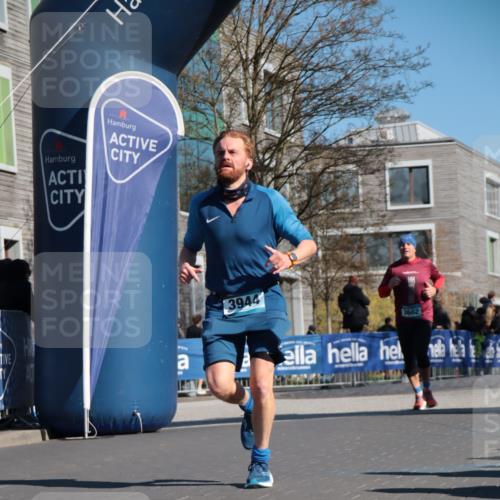 06.04.2025 - 44. Internationalen Wilhelmsburger Insellauf A. Gomolzig http://msf.ph/oto/7575882 06.04.2025 10:36:07 Ziel 3602, 3832, 3933, 3944, 4120 meine-sportfotos.de