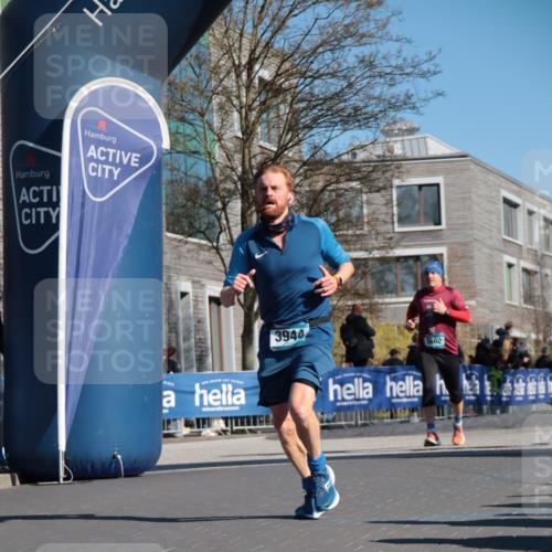 06.04.2025 - 44. Internationalen Wilhelmsburger Insellauf A. Gomolzig http://msf.ph/oto/7575890 06.04.2025 10:36:07 Ziel 3602, 3832, 3933, 3944, 4120 meine-sportfotos.de