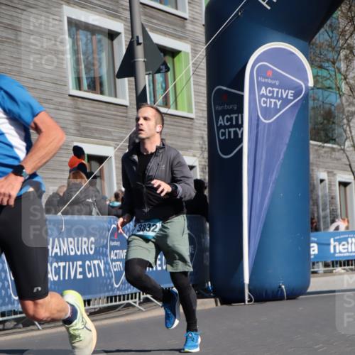 06.04.2025 - 44. Internationalen Wilhelmsburger Insellauf A. Gomolzig http://msf.ph/oto/7575897 06.04.2025 10:36:02 Ziel 3832, 3933, 3944 meine-sportfotos.de