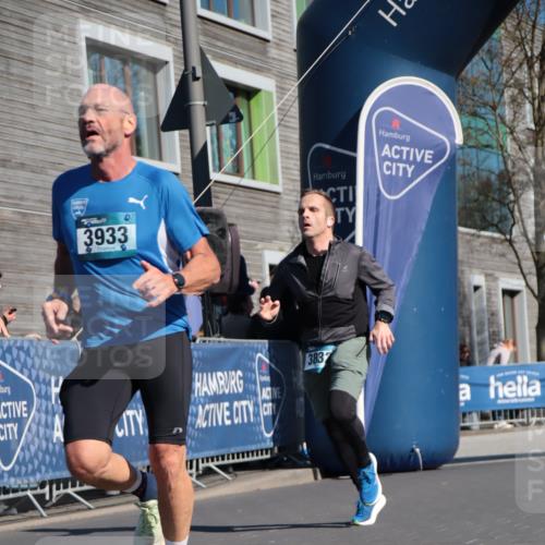 06.04.2025 - 44. Internationalen Wilhelmsburger Insellauf A. Gomolzig http://msf.ph/oto/7575905 06.04.2025 10:36:02 Ziel 3832, 3933, 3944 meine-sportfotos.de