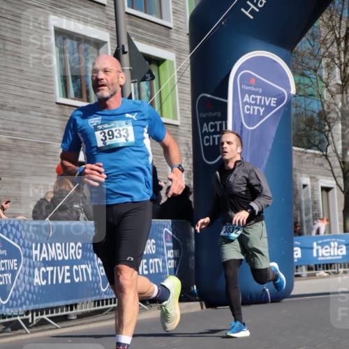 06.04.2025 - 44. Internationalen Wilhelmsburger Insellauf A. Gomolzig http://msf.ph/oto/7575909 06.04.2025 10:36:02 Ziel 3832, 3933, 3944 meine-sportfotos.de