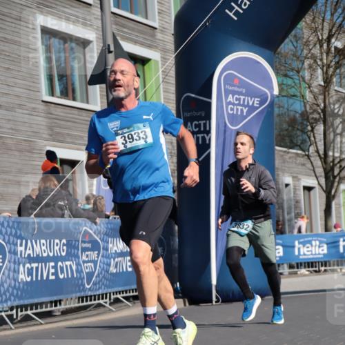 06.04.2025 - 44. Internationalen Wilhelmsburger Insellauf A. Gomolzig http://msf.ph/oto/7575914 06.04.2025 10:36:02 Ziel 3832, 3933, 3944 meine-sportfotos.de
