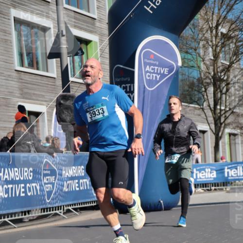 06.04.2025 - 44. Internationalen Wilhelmsburger Insellauf A. Gomolzig http://msf.ph/oto/7575918 06.04.2025 10:36:02 Ziel 3832, 3933, 3944 meine-sportfotos.de
