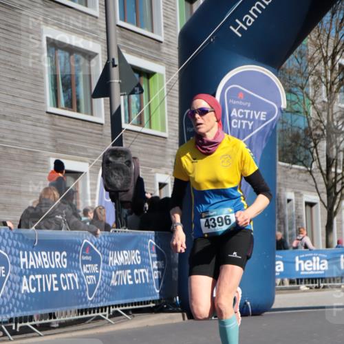 06.04.2025 - 44. Internationalen Wilhelmsburger Insellauf A. Gomolzig http://msf.ph/oto/7575991 06.04.2025 10:35:41 Ziel 4216, 4312, 4396 meine-sportfotos.de