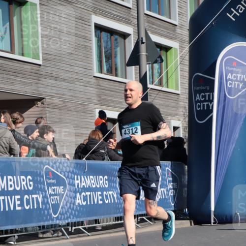 06.04.2025 - 44. Internationalen Wilhelmsburger Insellauf A. Gomolzig http://msf.ph/oto/7576013 06.04.2025 10:35:40 Ziel 4216, 4312, 4396 meine-sportfotos.de