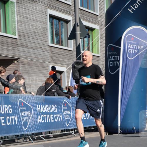 06.04.2025 - 44. Internationalen Wilhelmsburger Insellauf A. Gomolzig http://msf.ph/oto/7576017 06.04.2025 10:35:39 Ziel 4216, 4312, 4396 meine-sportfotos.de