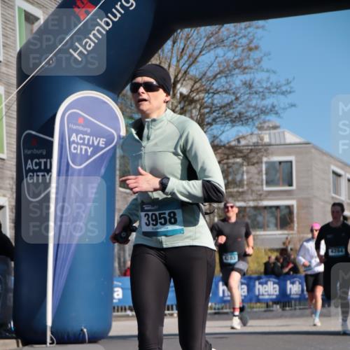 06.04.2025 - 44. Internationalen Wilhelmsburger Insellauf A. Gomolzig http://msf.ph/oto/7576083 06.04.2025 10:35:29 Ziel 3936, 3958, 4283, 4284, 4603 meine-sportfotos.de