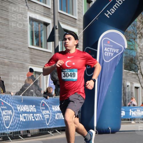 06.04.2025 - 44. Internationalen Wilhelmsburger Insellauf A. Gomolzig http://msf.ph/oto/7576126 06.04.2025 10:35:22 Ziel 3049, 3806 meine-sportfotos.de