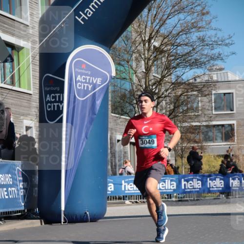 06.04.2025 - 44. Internationalen Wilhelmsburger Insellauf A. Gomolzig http://msf.ph/oto/7576149 06.04.2025 10:35:22 Ziel 3049, 3806 meine-sportfotos.de
