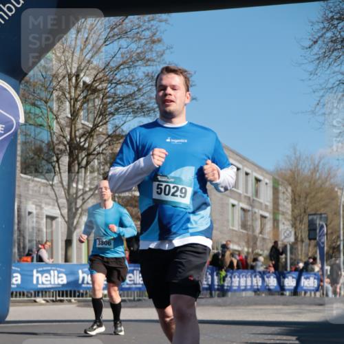 06.04.2025 - 44. Internationalen Wilhelmsburger Insellauf A. Gomolzig http://msf.ph/oto/7576168 06.04.2025 10:35:14 Ziel 3463, 3806, 5029 meine-sportfotos.de