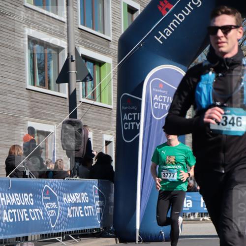 06.04.2025 - 44. Internationalen Wilhelmsburger Insellauf A. Gomolzig http://msf.ph/oto/7576305 06.04.2025 10:34:50 Ziel 3777, 4346, 4449 meine-sportfotos.de