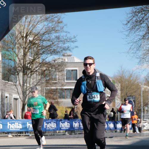 06.04.2025 - 44. Internationalen Wilhelmsburger Insellauf A. Gomolzig http://msf.ph/oto/7576317 06.04.2025 10:34:49 Ziel 3777, 4346, 4449 meine-sportfotos.de