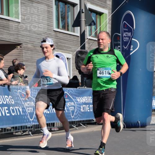 06.04.2025 - 44. Internationalen Wilhelmsburger Insellauf A. Gomolzig http://msf.ph/oto/7576348 06.04.2025 10:34:38 Ziel 3183, 4152, 4529, 4616 meine-sportfotos.de