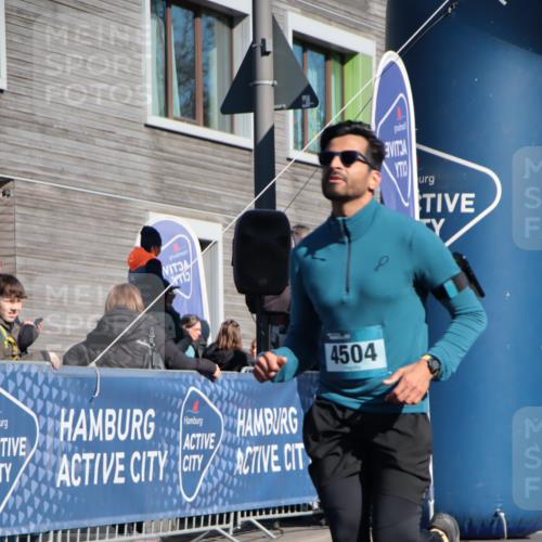 06.04.2025 - 44. Internationalen Wilhelmsburger Insellauf A. Gomolzig http://msf.ph/oto/7576422 06.04.2025 10:34:02 Ziel 3356, 4469, 4504 meine-sportfotos.de