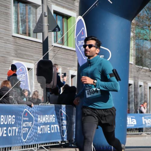 06.04.2025 - 44. Internationalen Wilhelmsburger Insellauf A. Gomolzig http://msf.ph/oto/7576426 06.04.2025 10:34:02 Ziel 3356, 4469, 4504 meine-sportfotos.de