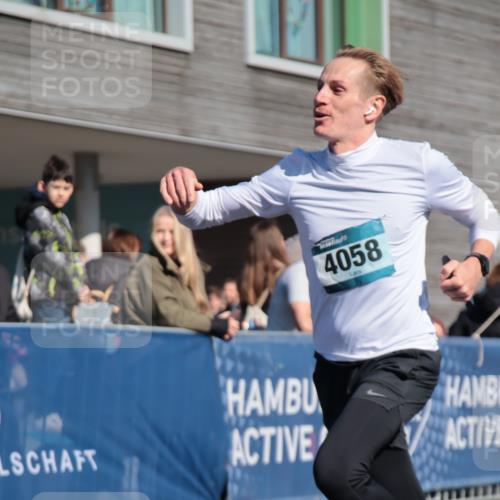06.04.2025 - 44. Internationalen Wilhelmsburger Insellauf A. Gomolzig http://msf.ph/oto/7576474 06.04.2025 10:33:34 Ziel 4058, 4262 meine-sportfotos.de