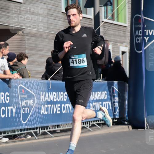06.04.2025 - 44. Internationalen Wilhelmsburger Insellauf A. Gomolzig http://msf.ph/oto/7576605 06.04.2025 10:33:17 Ziel 3234, 3564, 4186, 4531 meine-sportfotos.de