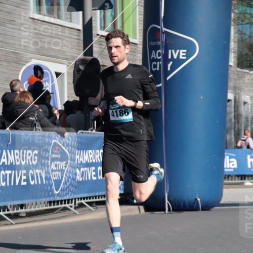 06.04.2025 - 44. Internationalen Wilhelmsburger Insellauf A. Gomolzig http://msf.ph/oto/7576614 06.04.2025 10:33:17 Ziel 3234, 3564, 4186, 4531 meine-sportfotos.de