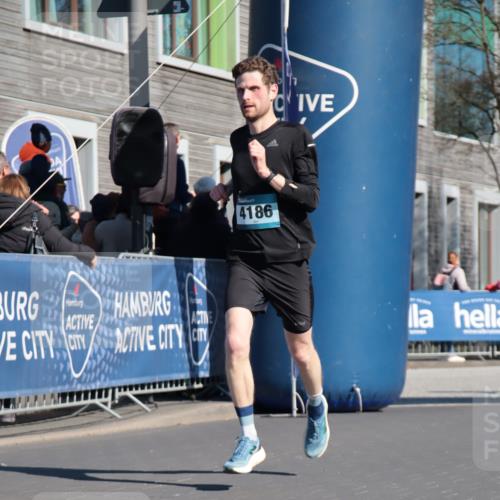 06.04.2025 - 44. Internationalen Wilhelmsburger Insellauf A. Gomolzig http://msf.ph/oto/7576619 06.04.2025 10:33:17 Ziel 3234, 3564, 4186, 4531 meine-sportfotos.de