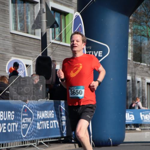 06.04.2025 - 44. Internationalen Wilhelmsburger Insellauf A. Gomolzig http://msf.ph/oto/7576835 06.04.2025 10:32:33 Ziel 3650, 5002, 5086 meine-sportfotos.de