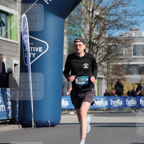 06.04.2025 - 44. Internationalen Wilhelmsburger Insellauf A. Gomolzig http://msf.ph/oto/7576944 06.04.2025 10:32:04 Ziel 3051, 3545, 4373, 4602 meine-sportfotos.de