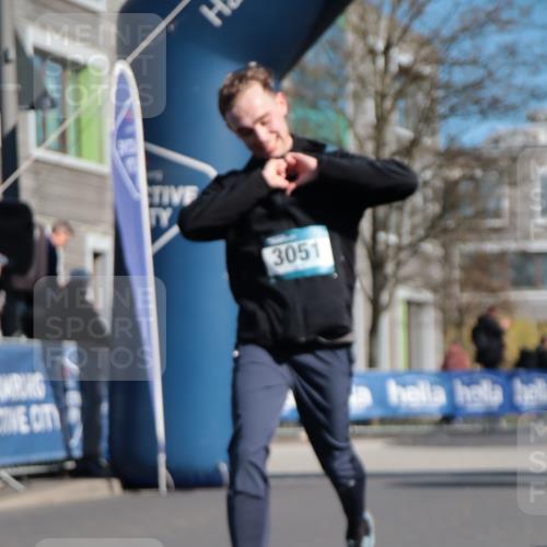 06.04.2025 - 44. Internationalen Wilhelmsburger Insellauf A. Gomolzig http://msf.ph/oto/7576948 06.04.2025 10:32:01 Ziel 3051, 3545, 4484, 4602 meine-sportfotos.de