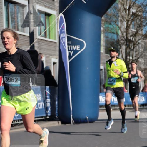 06.04.2025 - 44. Internationalen Wilhelmsburger Insellauf A. Gomolzig http://msf.ph/oto/7577071 06.04.2025 10:31:52 Ziel 3413, 3962, 4057, 4223, 4271, 4484, 4497 meine-sportfotos.de