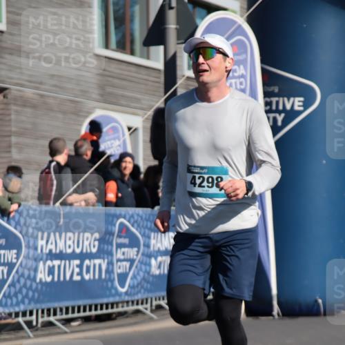 06.04.2025 - 44. Internationalen Wilhelmsburger Insellauf A. Gomolzig http://msf.ph/oto/7577207 06.04.2025 10:31:31 Ziel 3338, 3542, 3976, 4298 meine-sportfotos.de