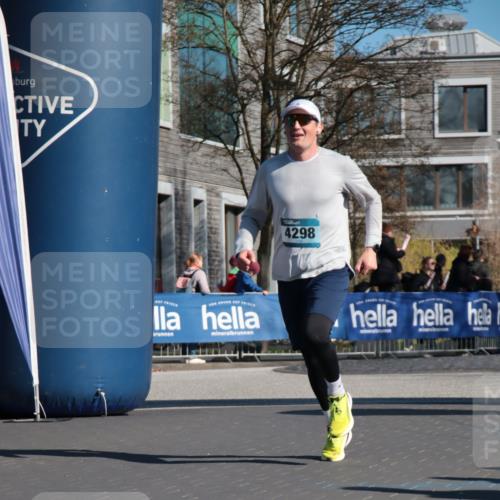 06.04.2025 - 44. Internationalen Wilhelmsburger Insellauf A. Gomolzig http://msf.ph/oto/7577239 06.04.2025 10:31:30 Ziel 3542, 3976, 4298 meine-sportfotos.de