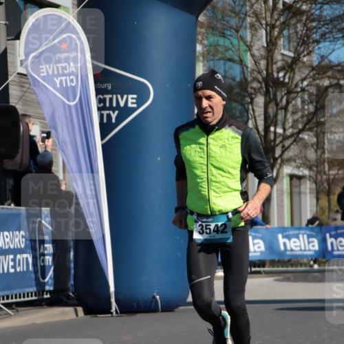 06.04.2025 - 44. Internationalen Wilhelmsburger Insellauf A. Gomolzig http://msf.ph/oto/7577264 06.04.2025 10:31:27 Ziel 3445, 3542, 3976, 4298, 5025 meine-sportfotos.de