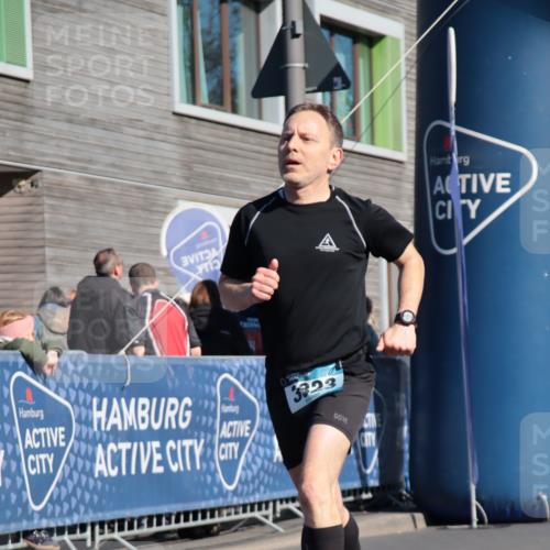 06.04.2025 - 44. Internationalen Wilhelmsburger Insellauf A. Gomolzig http://msf.ph/oto/7577405 06.04.2025 10:31:03 Ziel 3323 meine-sportfotos.de